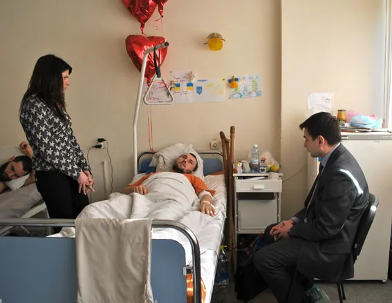 Делегати міліції Полтавщини відвідали поранених колег у Дніпропетровській лікарні (фото) + (відео) — фото 4