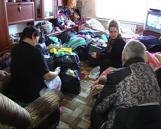 Правоохоронці та небайдужі люди допомогли родині з Дебальцевого (фото) — фото 6